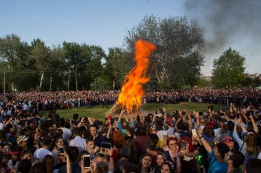 EDiRNE, TURKEY - 5 Mayıs 2018: Kakava Festivali, Roma Festivali, Hidirellez 'de Edirne, Türkiye' den başlayan büyük şöminenin etrafında oynayan ve dans eden bir sürü turist.