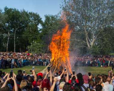 EDiRNE, TURKEY - 5 Mayıs 2018: Kakava Festivali, Roma Festivali, Hidirellez 'de Edirne, Türkiye' den başlayan büyük şöminenin etrafında oynayan ve dans eden bir sürü turist.