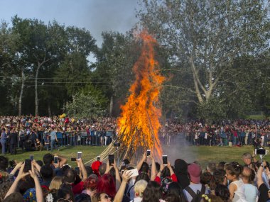EDiRNE, TURKEY - 5 Mayıs 2018: Kakava Festivali, Roma Festivali, Hidirellez 'de Edirne, Türkiye' den başlayan büyük şöminenin etrafında oynayan ve dans eden bir sürü turist.