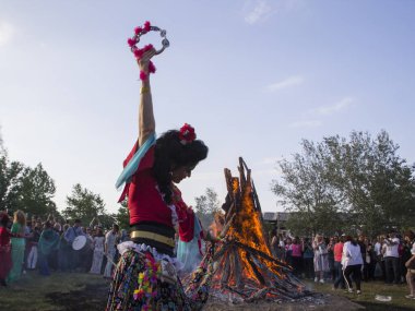 EDiRNE, TURKEY - 5 Mayıs 2018: Kakava Festivali, Roma Festivali, Hidirellez 'de Edirne, Türkiye' den başlayan büyük şöminenin etrafında oynayan ve dans eden bir sürü turist.