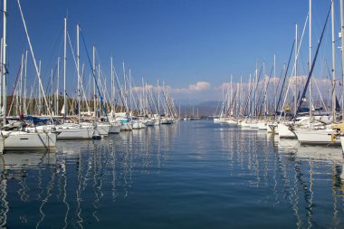 Türkiye 'nin Mugla kentinde, Fethiye kentinde güneşli bir yaz günü turkuaz denizde gemi direkleri ve yansımaları görülüyor. Tatil, Akdeniz ve Ege 'nin en iyi turistik beldesidir..