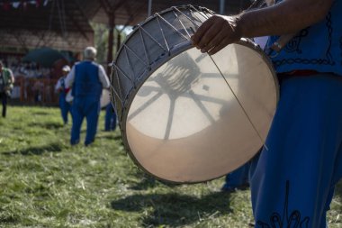 EDIRNE, TURKEY - 14 Temmuz 2018: Çingene müzisyenler, Türkiye 'de Edirne' de düzenlenen Kırkpınar Türk Yağ Güreş Festivali 'nin açılış töreninde davul ve flüt çalıyorlar