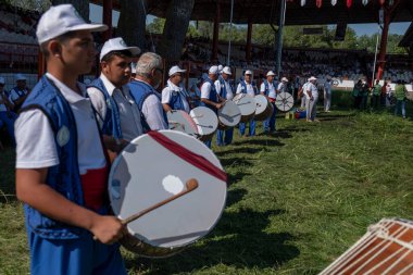 EDIRNE, TURKEY - 14 Temmuz 2018: Çingene müzisyenler, Türkiye 'de Edirne' de düzenlenen Kırkpınar Türk Yağ Güreş Festivali 'nin açılış töreninde davul ve flüt çalıyorlar