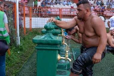 EDIRNE, TURKEY - 14 Temmuz 2018: güreşçiler geleneksel Kirkpinar güreşinde yarışmadan önce hazırlanıyorlar. Kırkpınar bir Türk yağlı güreşi, Türkçe: Yagli gures turnuvası