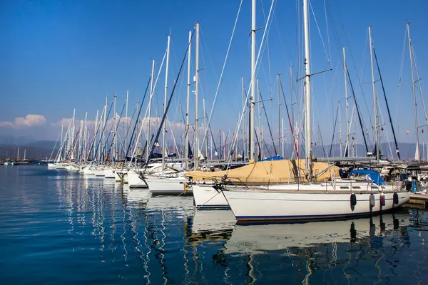 Türkiye 'nin Mugla kentinde, Fethiye kentinde güneşli bir yaz günü turkuaz denizde gemi direkleri ve yansımaları görülüyor. Tatil, Akdeniz ve Ege 'nin en iyi turistik beldesidir..