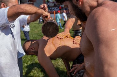 EDIRNE, TURKEY - 14 Temmuz 2018: güreşçiler geleneksel Kirkpinar güreşinde yarışmadan önce hazırlanıyorlar. Kırkpınar bir Türk yağlı güreşi, Türkçe: Yagli gures turnuvası