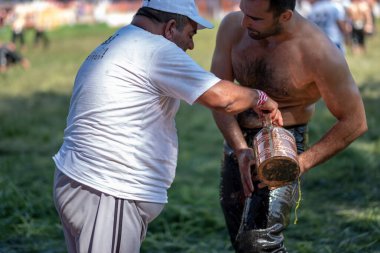 EDIRNE, TURKEY - 14 Temmuz 2018: güreşçi geleneksel Kirkpinar güreşinde yarışmadan önce hazırlanıyor. Kırkpınar bir Türk yağlı güreşi, Türkçe: Yagli gures turnuvası