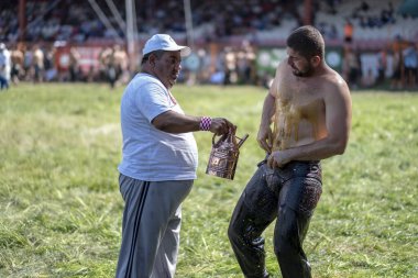 EDIRNE, TURKEY - 14 Temmuz 2018: güreşçi geleneksel Kirkpinar güreşinde yarışmadan önce hazırlanıyor. Kırkpınar bir Türk yağlı güreşi, Türkçe: Yagli gures turnuvası
