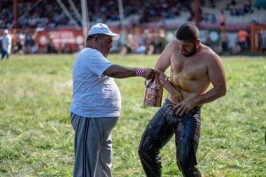 EDIRNE, TURKEY - 14 Temmuz 2018: güreşçi geleneksel Kirkpinar güreşinde yarışmadan önce hazırlanıyor. Kırkpınar bir Türk yağlı güreşi, Türkçe: Yagli gures turnuvası