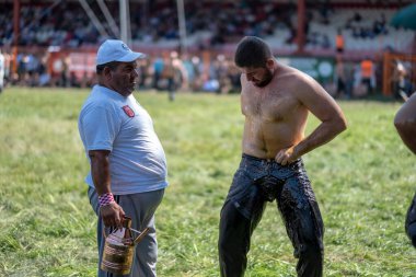 EDIRNE, TURKEY - 14 Temmuz 2018: güreşçi geleneksel Kirkpinar güreşinde yarışmadan önce hazırlanıyor. Kırkpınar bir Türk yağlı güreşi, Türkçe: Yagli gures turnuvası