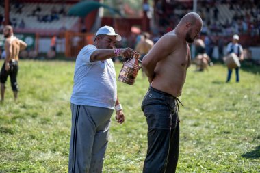 EDIRNE, TURKEY - 14 Temmuz 2018: güreşçi geleneksel Kirkpinar güreşinde yarışmadan önce hazırlanıyor. Kırkpınar bir Türk yağlı güreşi, Türkçe: Yagli gures turnuvası