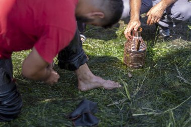 EDIRNE, TURKEY - 14 Temmuz 2018: güreşçi geleneksel Kirkpinar güreşinde yarışmadan önce hazırlanıyor. Kırkpınar bir Türk yağlı güreşi, Türkçe: Yagli gures turnuvası