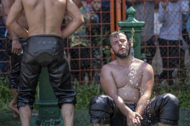 EDIRNE, TURKEY - 14 Temmuz 2018: Yağlı güreşçiler Kirkpinar, Edirne 'de güreşe hazırlanıyor