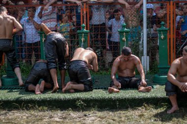 EDIRNE, TURKEY - 14 Temmuz 2018: Yağlı güreşçiler Kirkpinar, Edirne 'de güreşe hazırlanıyor