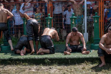 EDIRNE, TURKEY - 14 Temmuz 2018: Yağlı güreşçiler Kirkpinar, Edirne 'de güreşe hazırlanıyor