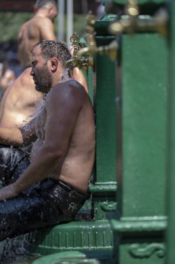 EDIRNE, TURKEY - 14 Temmuz 2018: Yağlı güreşçiler Kirkpinar, Edirne 'de güreşe hazırlanıyor