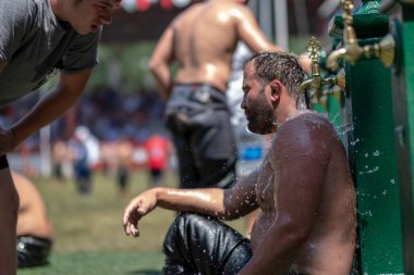 EDIRNE, TURKEY - 14 Temmuz 2018: Yağlı güreşçiler Kirkpinar, Edirne 'de güreşe hazırlanıyor