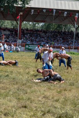 EDIRNE, TURKEY - 14 Temmuz 2018: Türkiye 'de Kırkpınar Türk Yağlı Güreş Festivali' nde orta sıklet güreşçileri zafer için mücadele ediyor
