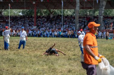 EDIRNE, TURKEY - 14 Temmuz 2018: Türkiye 'de Kırkpınar Türk Yağlı Güreş Festivali' nde orta sıklet güreşçileri zafer için mücadele ediyor