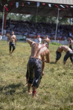 EDIRNE, TURKEY - 14 Temmuz 2018: Türkiye 'de Kırkpınar Türk Yağlı Güreş Festivali' nde orta sıklet güreşçileri zafer için mücadele ediyor