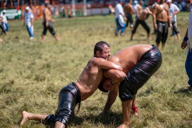 EDIRNE, TURKEY - 14 Temmuz 2018: Türkiye 'de Kırkpınar Türk Yağlı Güreş Festivali' nde orta sıklet güreşçileri zafer için mücadele ediyor