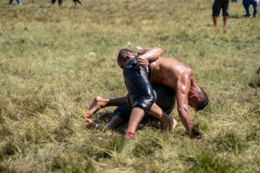 EDIRNE, TURKEY - 14 Temmuz 2018: Türkiye 'de Kırkpınar Türk Yağlı Güreş Festivali' nde orta sıklet güreşçileri zafer için mücadele ediyor