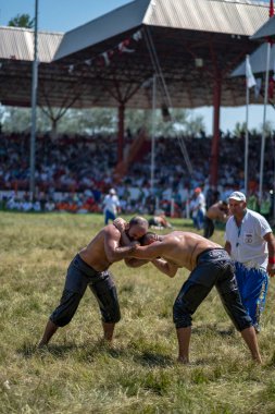 EDIRNE, TURKEY - 14 Temmuz 2018: Türkiye 'de Kırkpınar Türk Yağlı Güreş Festivali' nde orta sıklet güreşçileri zafer için mücadele ediyor