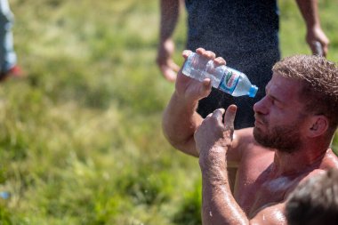 EDIRNE, TURKEY - 14 Temmuz 2018: Yağlı güreşçiler Kirkpinar, Edirne 'de güreşe hazırlanıyor