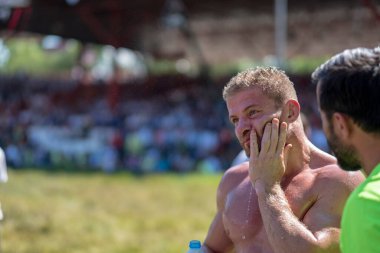EDIRNE, TURKEY - 14 Temmuz 2018: Yağlı güreşçiler Kirkpinar, Edirne 'de güreşe hazırlanıyor