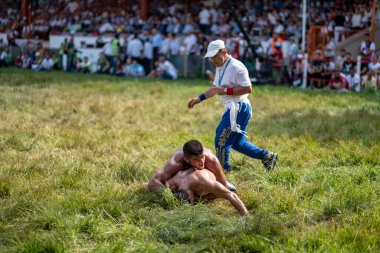 EDIRNE, TURKEY - 14 Temmuz 2018: Türkiye 'de Kırkpınar Türk Yağlı Güreş Festivali' nde orta sıklet güreşçileri zafer için mücadele ediyor