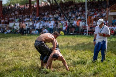 EDIRNE, TURKEY - 14 Temmuz 2018: Türkiye 'de Kırkpınar Türk Yağlı Güreş Festivali' nde orta sıklet güreşçileri zafer için mücadele ediyor