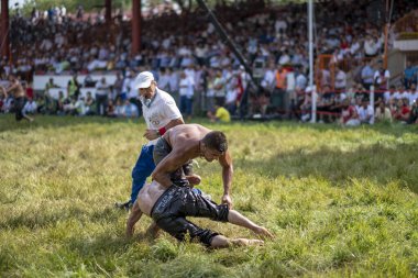 EDIRNE, TURKEY - 14 Temmuz 2018: Türkiye 'de Kırkpınar Türk Yağlı Güreş Festivali' nde orta sıklet güreşçileri zafer için mücadele ediyor