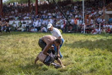 EDIRNE, TURKEY - 14 Temmuz 2018: Türkiye 'de Kırkpınar Türk Yağlı Güreş Festivali' nde orta sıklet güreşçileri zafer için mücadele ediyor