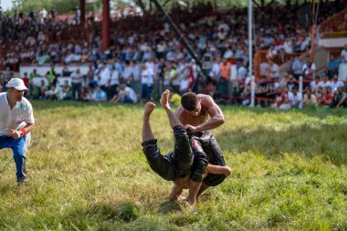 EDIRNE, TURKEY - 14 Temmuz 2018: Türkiye 'de Kırkpınar Türk Yağlı Güreş Festivali' nde orta sıklet güreşçileri zafer için mücadele ediyor