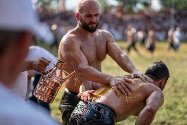 EDIRNE, TURKEY - 14 Temmuz 2018: Güreşçilerin Türkiye 'de Edirne' de düzenlenen Kırkpınar Türk Yağ Güreş Festivali 'nde başlayan rekabet öncesinde vücutlarına zeytin yağı sürüldü.