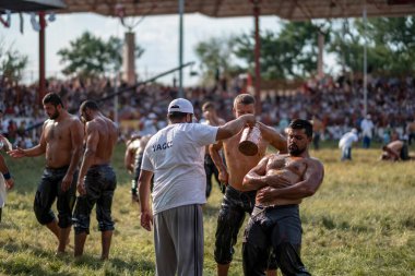 EDIRNE, TURKEY - 14 Temmuz 2018: Güreşçilerin Türkiye 'de Edirne' de düzenlenen Kırkpınar Türk Yağ Güreş Festivali 'nde başlayan rekabet öncesinde vücutlarına zeytin yağı sürüldü.