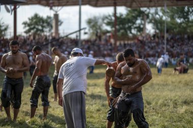 EDIRNE, TURKEY - 14 Temmuz 2018: Güreşçilerin Türkiye 'de Edirne' de düzenlenen Kırkpınar Türk Yağ Güreş Festivali 'nde başlayan rekabet öncesinde vücutlarına zeytin yağı sürüldü.