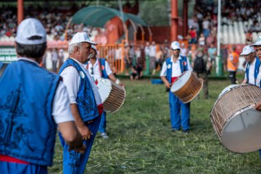 EDIRNE, TURKEY - 14 Temmuz 2018: Çingene müzisyenler, Türkiye 'de Edirne' de düzenlenen Kırkpınar Türk Yağ Güreş Festivali 'nin açılış töreninde davul ve flüt çalıyorlar
