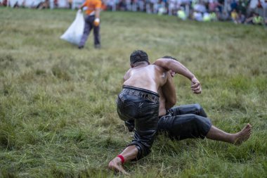 EDIRNE, TURKEY - 14 Temmuz 2018: Türkiye 'de Kırkpınar Türk Yağlı Güreş Festivali' nde orta sıklet güreşçileri zafer için mücadele ediyor