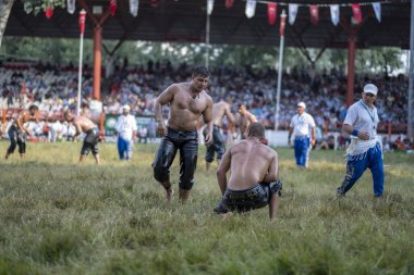 EDIRNE, TURKEY - 14 Temmuz 2018: Türkiye 'de Kırkpınar Türk Yağlı Güreş Festivali' nde orta sıklet güreşçileri zafer için mücadele ediyor