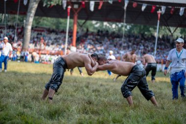 EDIRNE, TURKEY - 14 Temmuz 2018: Türkiye 'de Kırkpınar Türk Yağlı Güreş Festivali' nde orta sıklet güreşçileri zafer için mücadele ediyor