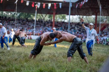 EDIRNE, TURKEY - 14 Temmuz 2018: Türkiye 'de Kırkpınar Türk Yağlı Güreş Festivali' nde orta sıklet güreşçileri zafer için mücadele ediyor