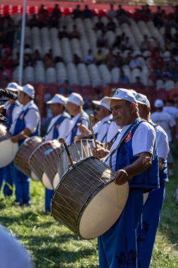 EDIRNE, TURKEY - 14 Temmuz 2018: Çingene müzisyenler, Türkiye 'de Edirne' de düzenlenen Kırkpınar Türk Yağ Güreş Festivali 'nin açılış töreninde davul ve flüt çalıyorlar