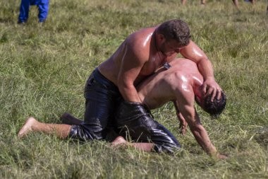 EDIRNE, TURKEY - 14 Temmuz 2018: Türkiye 'de Kırkpınar Türk Yağlı Güreş Festivali' nde orta sıklet güreşçileri zafer için mücadele ediyor