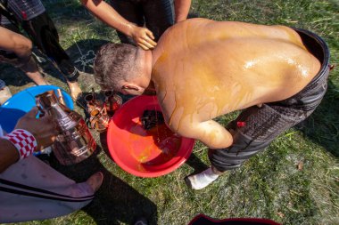 EDIRNE, TURKEY - 14 Temmuz 2018: Güreşçilerin Türkiye 'de Edirne' de düzenlenen Kırkpınar Türk Yağ Güreş Festivali 'nde başlayan rekabet öncesinde vücutlarına zeytin yağı sürüldü