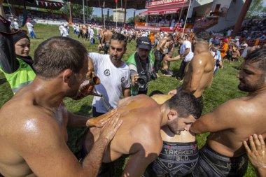 EDIRNE, TURKEY - 14 Temmuz 2018: Güreşçilerin Türkiye 'de Edirne' de düzenlenen Kırkpınar Türk Yağ Güreş Festivali 'nde başlayan rekabet öncesinde vücutlarına zeytin yağı sürüldü