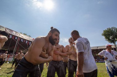 EDIRNE, TURKEY - 14 Temmuz 2018: Güreşçilerin Türkiye 'de Edirne' de düzenlenen Kırkpınar Türk Yağ Güreş Festivali 'nde başlayan rekabet öncesinde vücutlarına zeytin yağı sürüldü