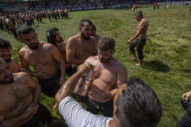 EDIRNE, TURKEY - 14 Temmuz 2018: Güreşçilerin Türkiye 'de Edirne' de düzenlenen Kırkpınar Türk Yağ Güreş Festivali 'nde başlayan rekabet öncesinde vücutlarına zeytin yağı sürüldü