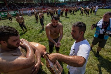 EDIRNE, TURKEY - 14 Temmuz 2018: Güreşçilerin Türkiye 'de Edirne' de düzenlenen Kırkpınar Türk Yağ Güreş Festivali 'nde başlayan rekabet öncesinde vücutlarına zeytin yağı sürüldü
