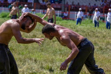 EDIRNE, TURKEY - 14 Temmuz 2018: Türkiye 'de düzenlenen Kırkpınar Türk Yağlı Güreş Festivali' nde orta sıklet güreşçiler zafer için mücadele ediyor. Güreşçi Türkçe demek Pehlivan veya Guresci demek.